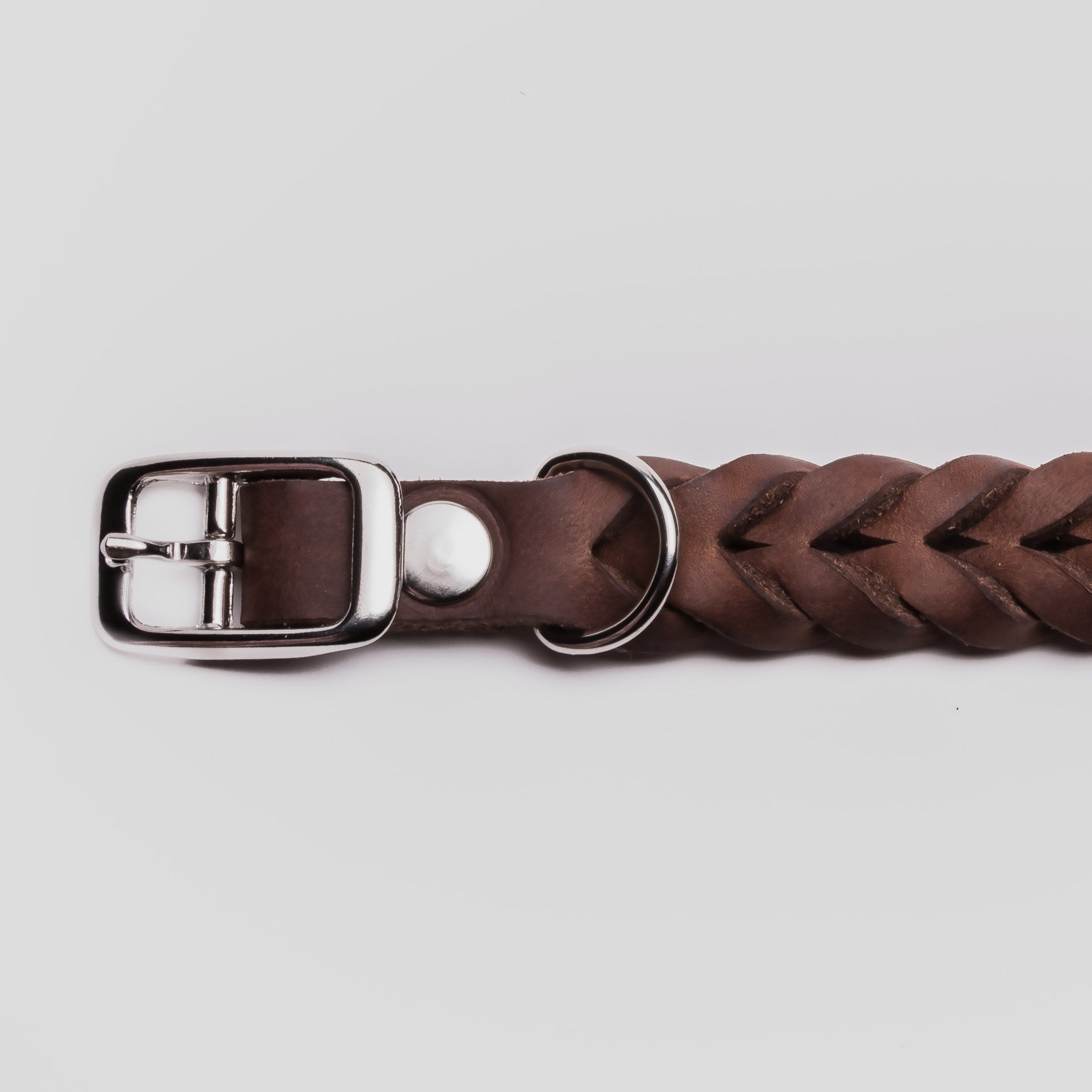 Silberner Verschluss braunes Lederhalsband