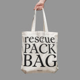 Hand hält Stofftasche mit Statement Print