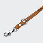 Schmale Hundeleine in hellbraunem Leder für kleine Hunde mit silbernem Karabiner