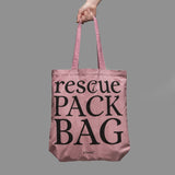 Hand hält rosa Statement Stofftasche