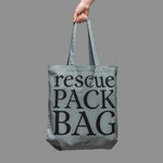 Hand hält graue Statement Stofftasche für Charity-Zwecke